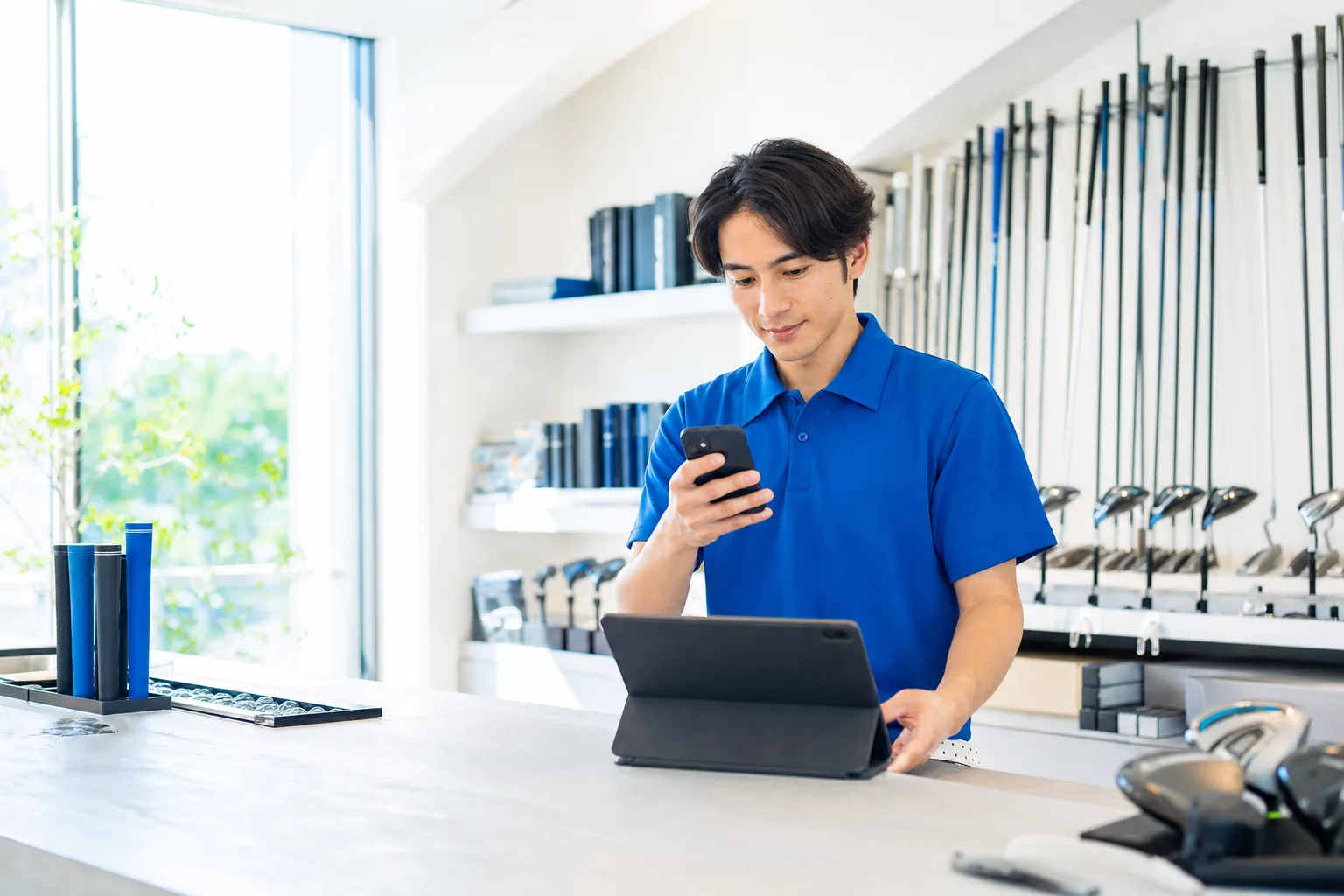 受注システムをスマホで操作するイメージ